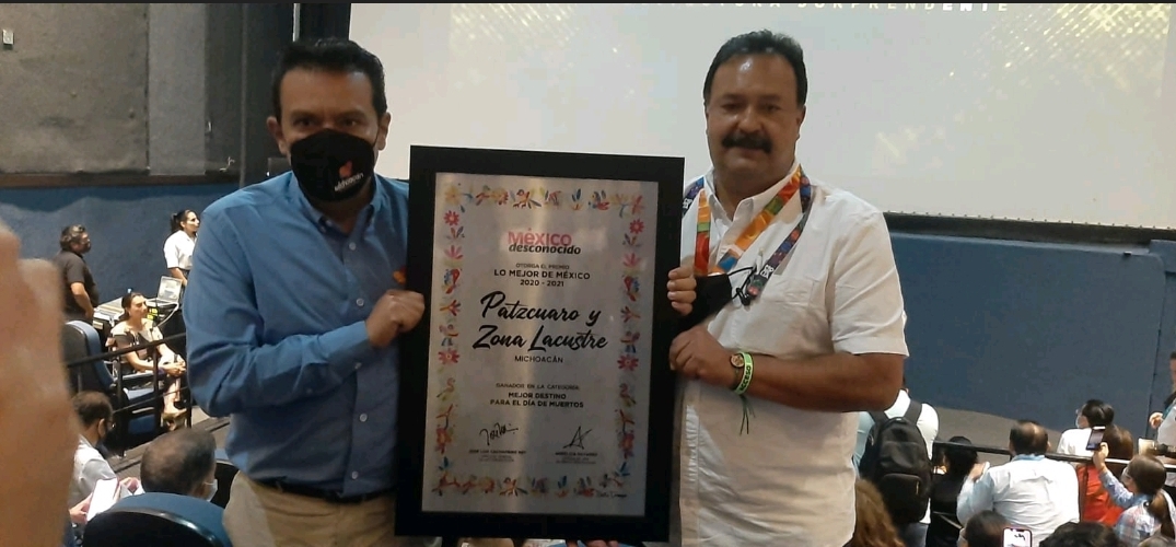 Recibe Pátzcuaro Premio como Mejor Destino Turístico en Noche de Muertos  Merida, Yucatán., 18 de noviembre del 2021.- El alcalde Julio Arreola Vázquez recibió el Premio al Mejor Destino Turístico en Noche de Muertos otorgado a Pátzcuaro dentro del Tianguis Turístico 2021.  “Me siento muy contento porque hoy recibimos un reconocimiento como el mejor destino turístico en Noche de Muertos, sin lugar a dudas es un resultado del trabajo que estamos realizando en la administración actual, hoy más que nunca Pátzcuaro será punta de lanza de grandes proyectos, los cuales nos ayudarán a reactivar en su totalidad la economía local”, aseguró el edil.  Dentro de este evento nacional realizado en Mérida, estuvieron presentes el Secretario de Turismo de Michoacán, Roberto Monroy, quien se mostró contento por ese reconocimiento y aseguró que el municipio seguirá contando con el apoyo del gobierno estatal, para seguir impulsando la belleza y majestuosidad de Pátzcuaro alrededor de mundo.  Por su parte, la Secretaria de Turismo Municipal, Marina Aguilera, afirmó que esto apenas está por iniciar, porque le esperan grandes cosas a un municipio con una arquitectura única, una gastronomía inigualable y un referente histórico a nivel mundial.