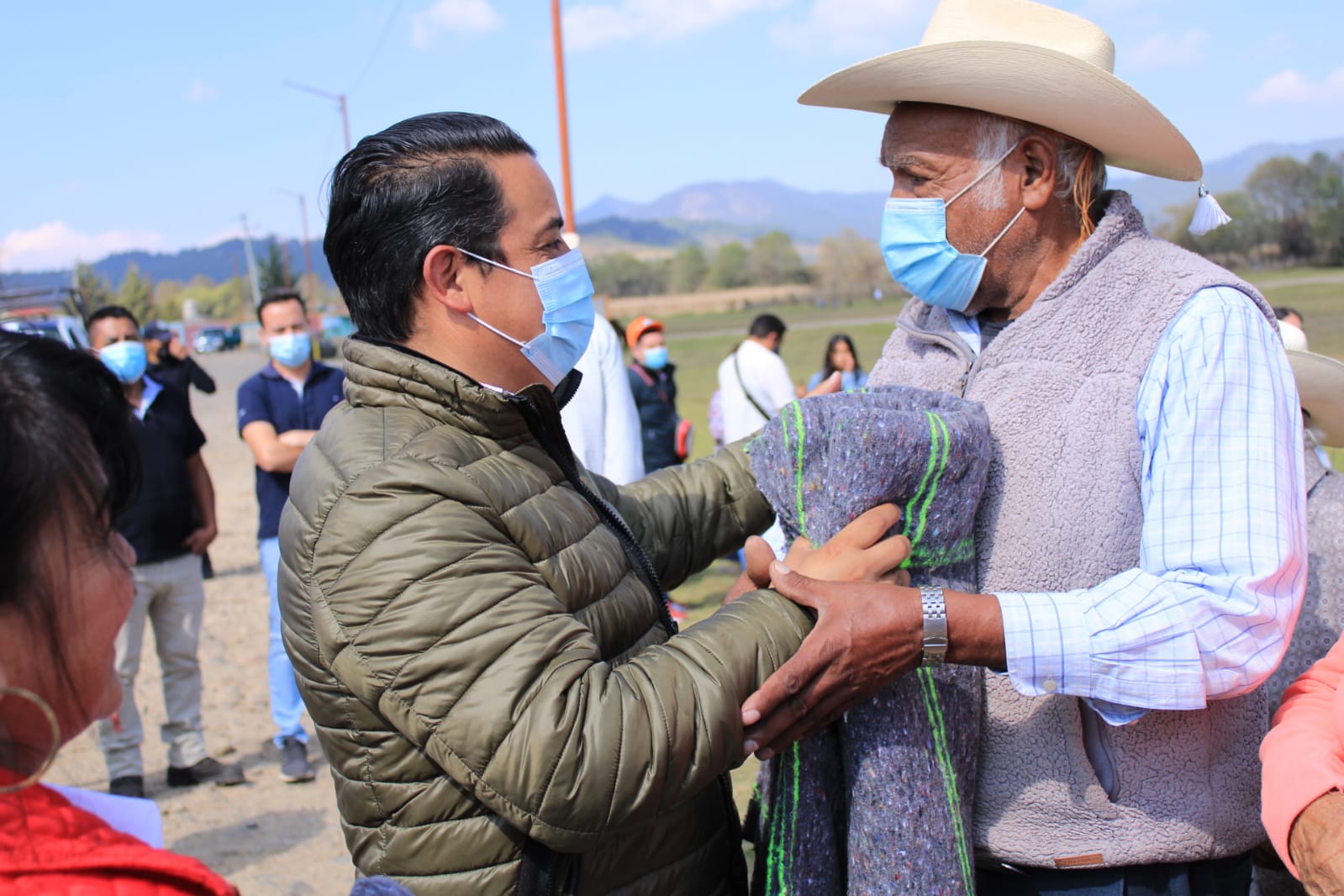 Amado Gómez y Gloria Tapia entregan cobijas en las localidades de Ocampo