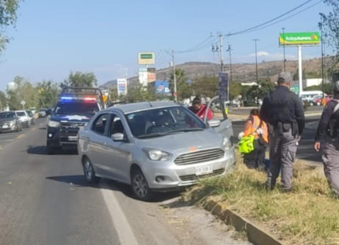 A balazos atacan a los ocupantes de un vehículo compacto
