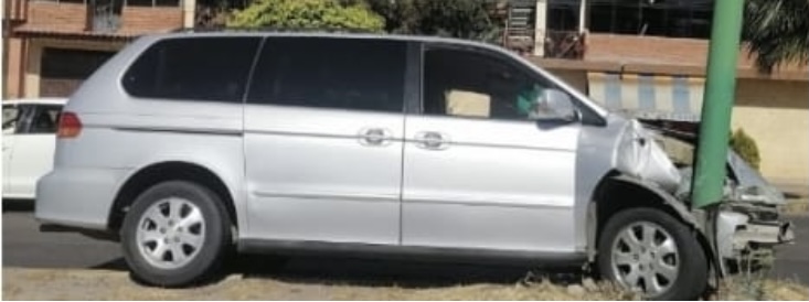 Una persona resultó lesionada al chocar una camioneta contra un poste de alumbrado púbico
