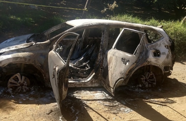 Localizan los cuerpos de tres personas calcinadas dentro de un vehículo