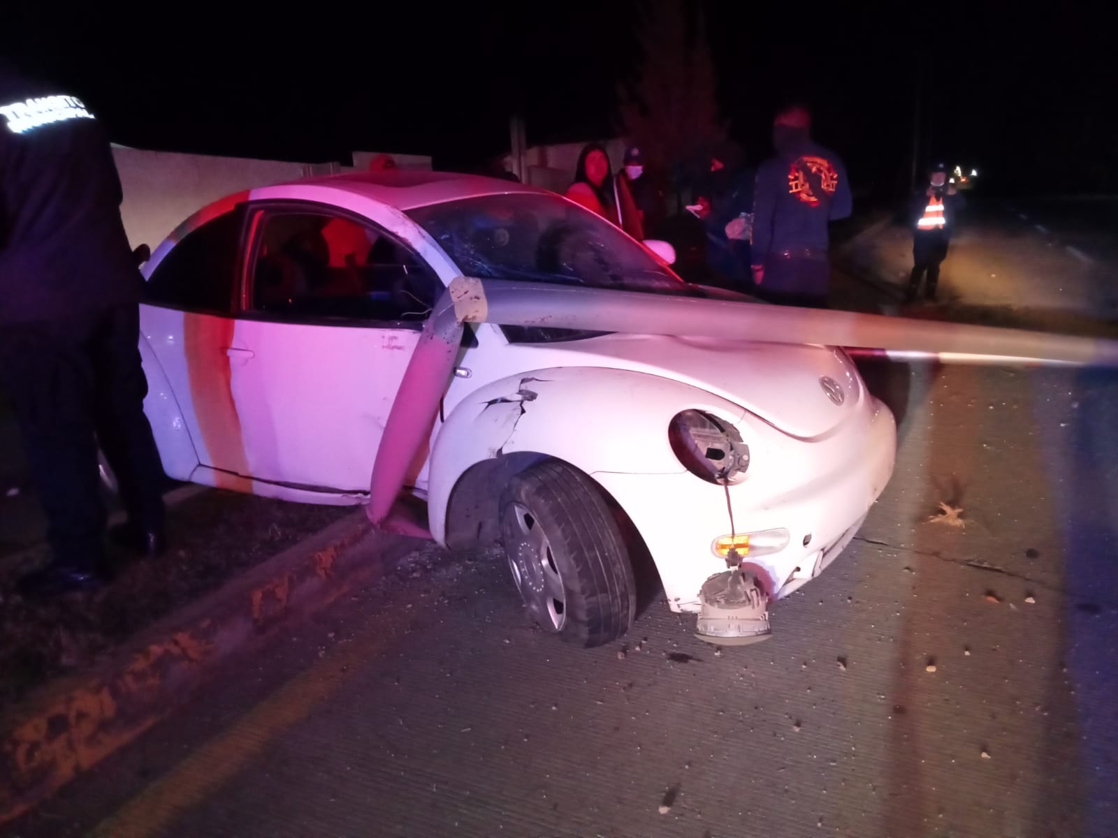 Auto compacto choca contra dos postes de alumbrado público en la Carretera Zitácuaro – Toluca