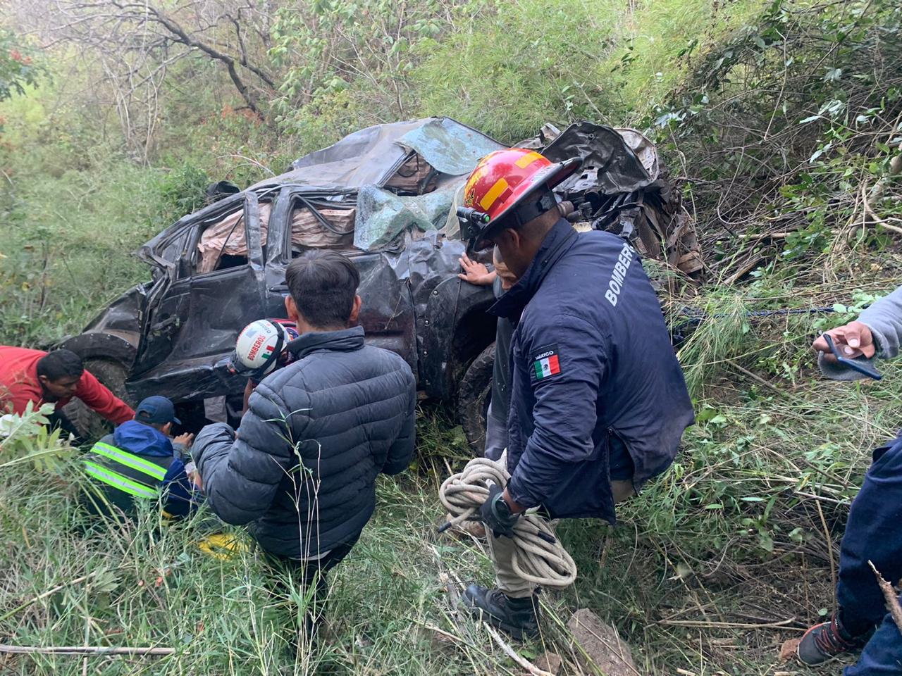Un hombre murió al volcar una camioneta; cayó a un barranco de 600 metros de profundidad