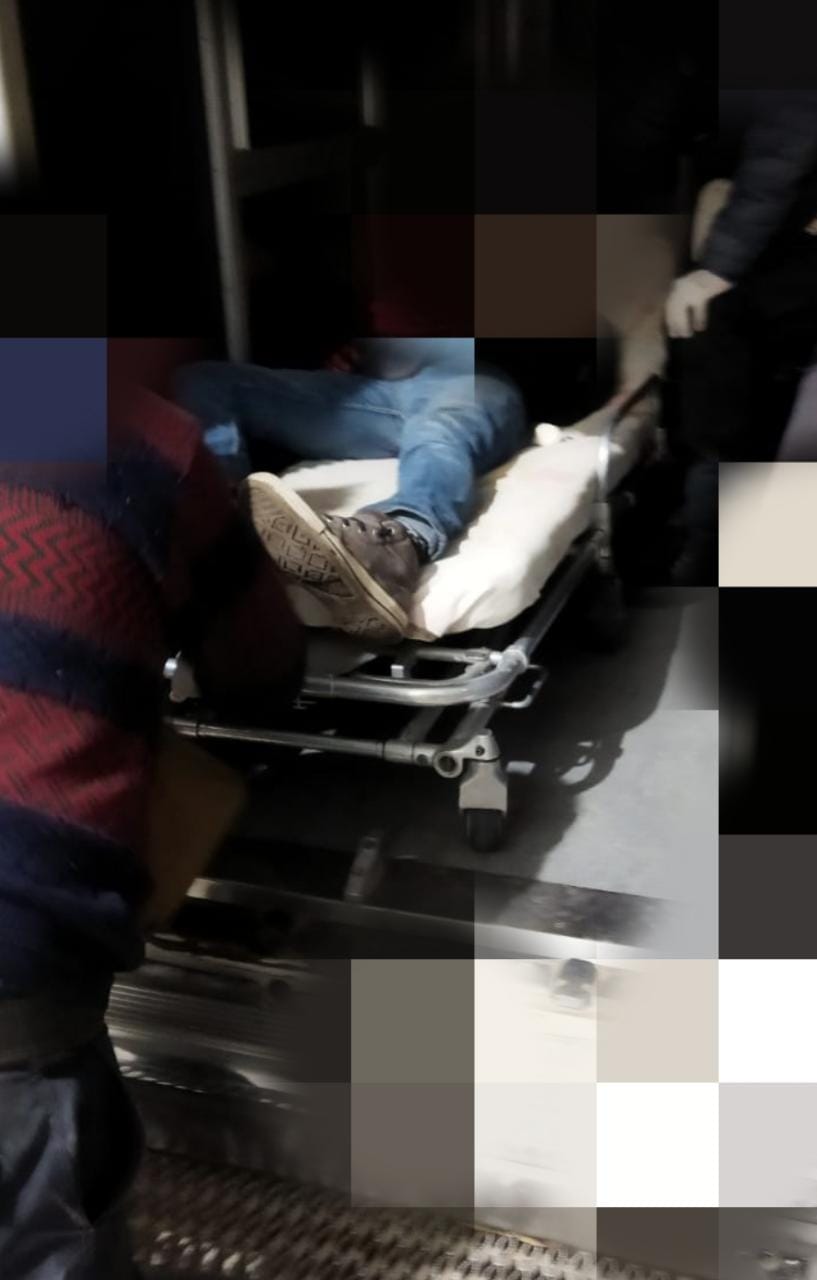 Dos personas sin vida y una más resultó lesionada después de recibir varios impactos de bala sobre la calle Benito Juárez