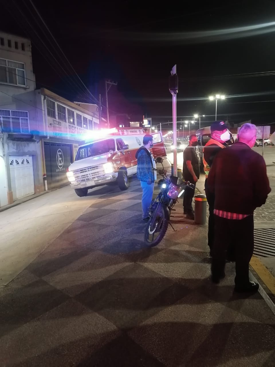 Una motocicleta derrapó y resultó con lesiones leves una menor de edad