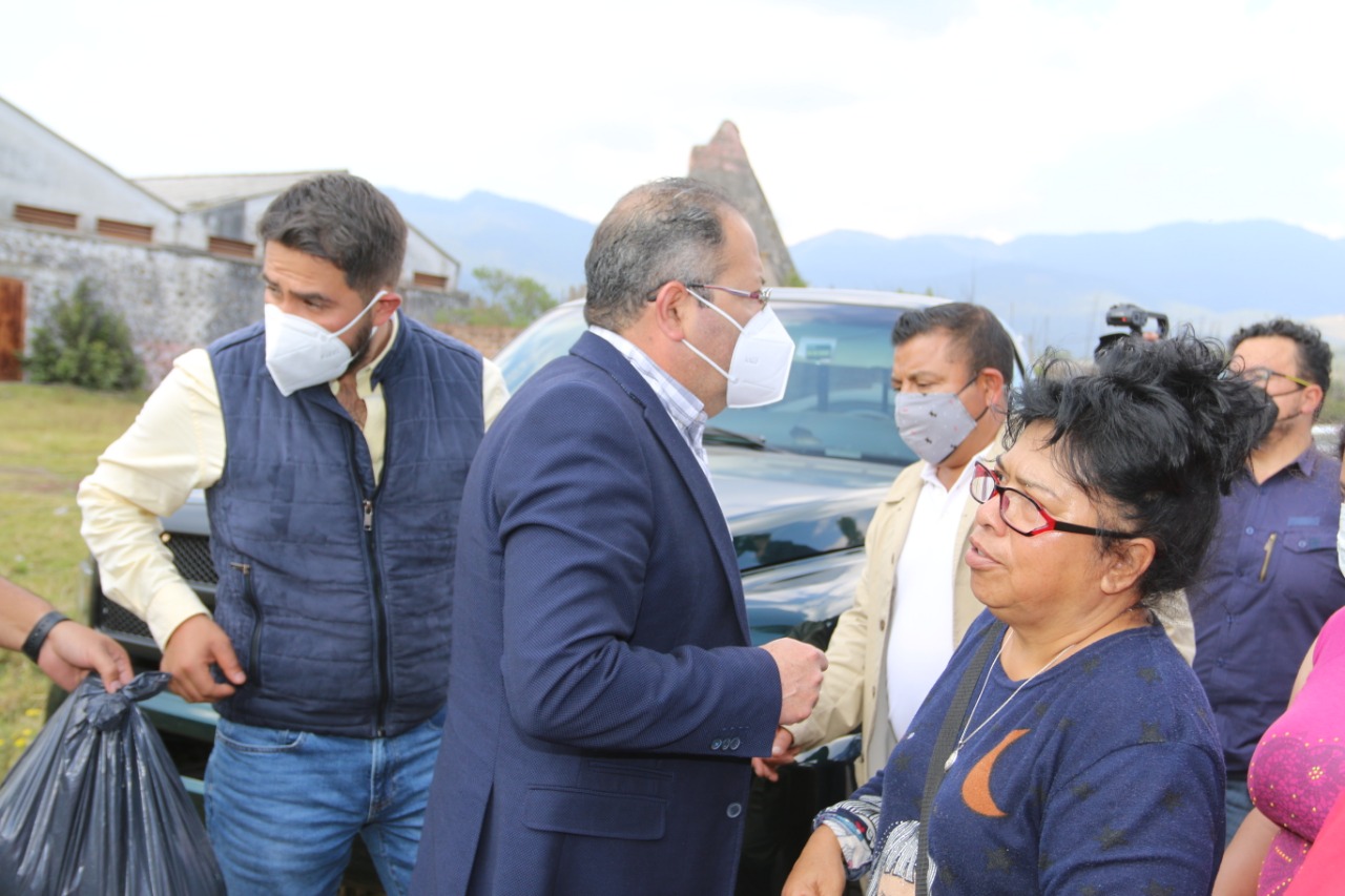 José Luis Téllez entregó despensas y pacas de teja de cartón a familias de escasos recursos de la Localidad de Rancho Ruiz