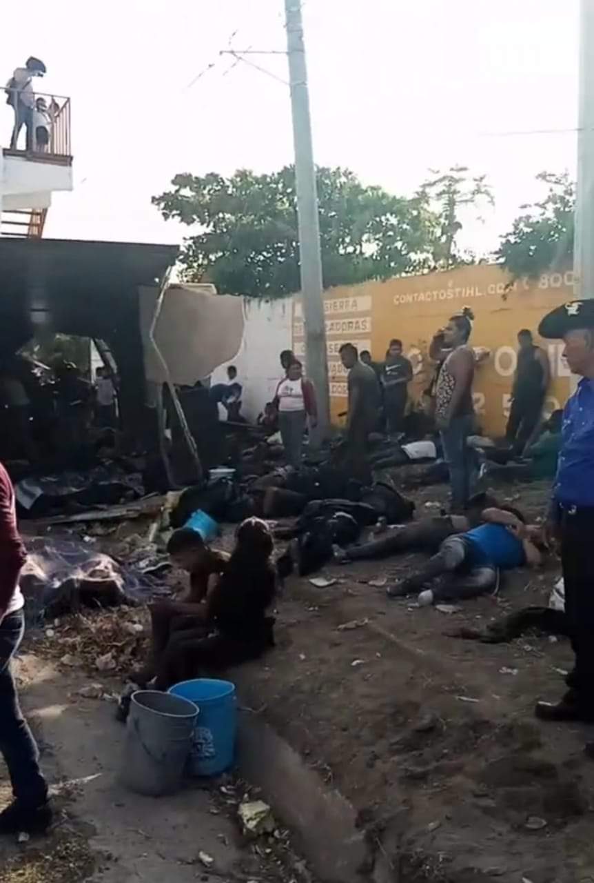 #Chiapas #ÚltimoMinuto  Volcadura de tráiler deja varios migrantes fallecidos