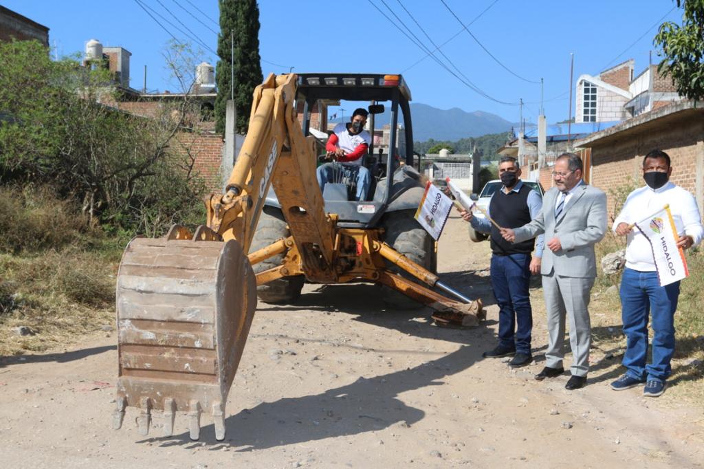 José Luis Téllez dio el banderazo de arranque del drenaje sanitario en la calle privada sin nombre entre las calles Higuera y Rey Tolimán
