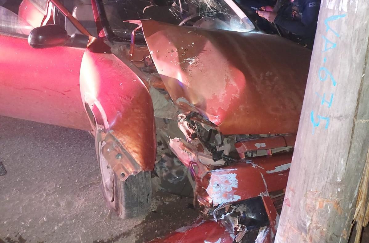 Conductor se impacta con poste de Telmex