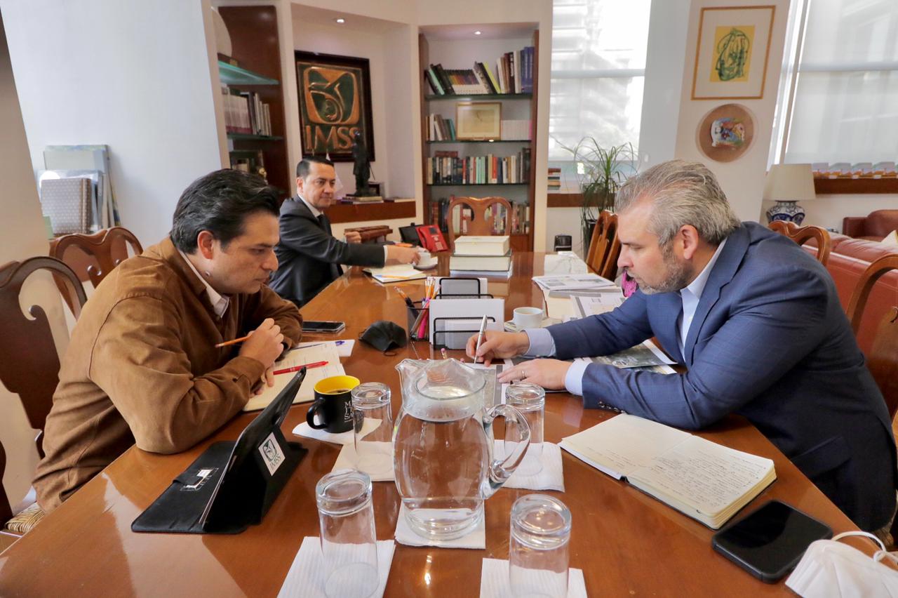 Bedolla y Zoé Robledo revisan avances del proyecto de descentralización del IMSS en Morelia.