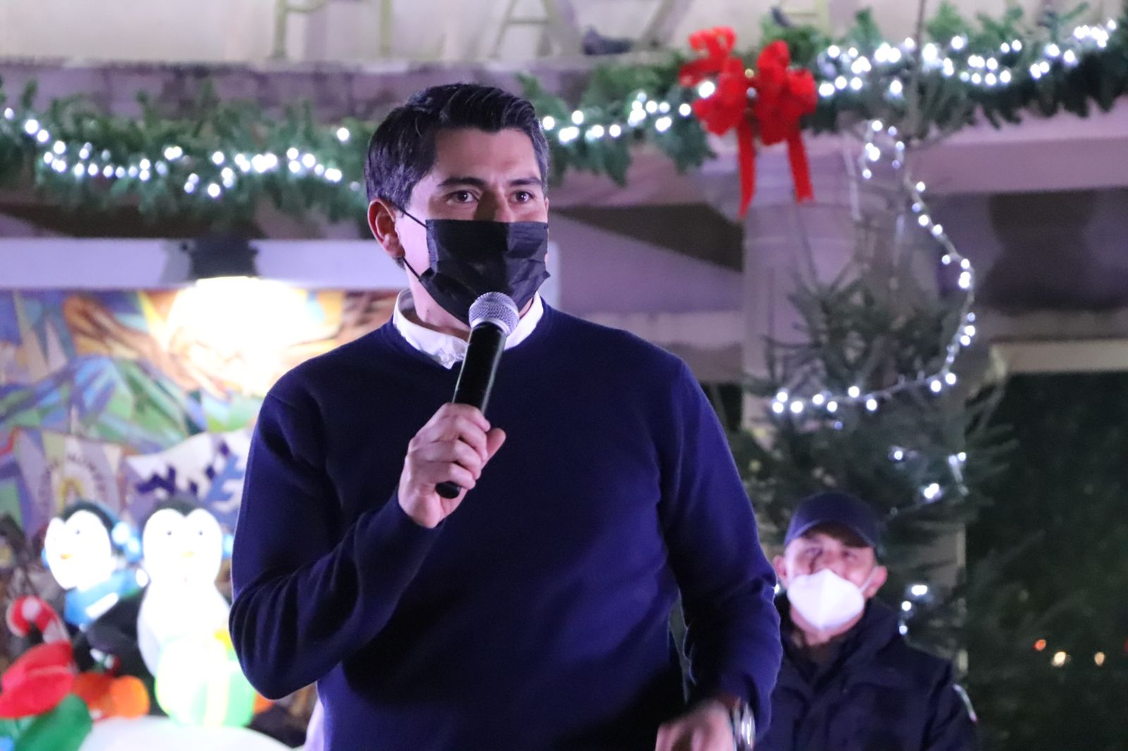 Antonio Ixtláhuac realiza el encendido del Árbol Navideño en Zitácuaro.