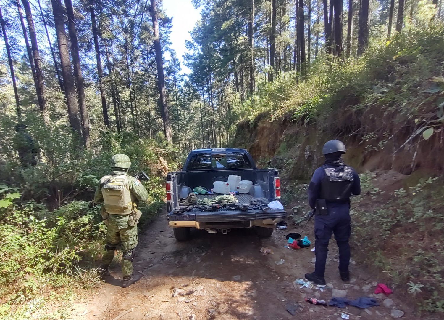 Tras repeler agresión en Los Azufres, SSP y Ejército aseguran armamento y vehículo con reporte de robo.