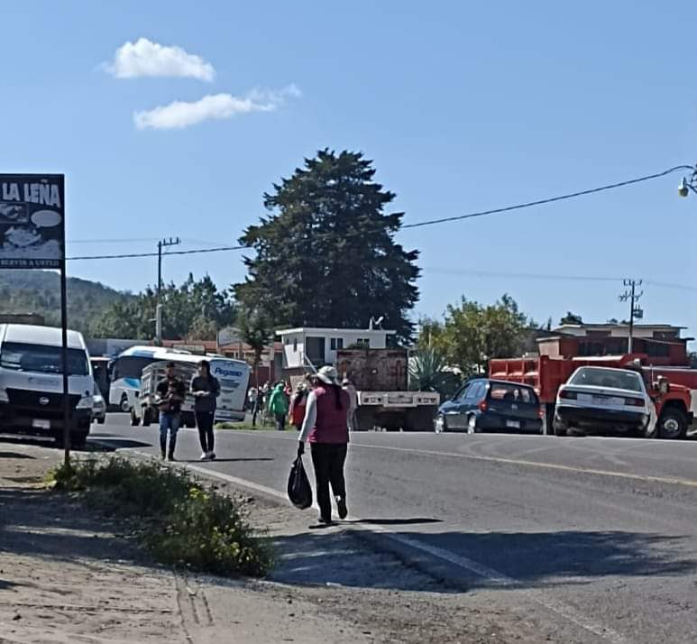 Habitantes de Crescencio Morales cierran la Carretera y Autopista Zitácuaro- Toluca..