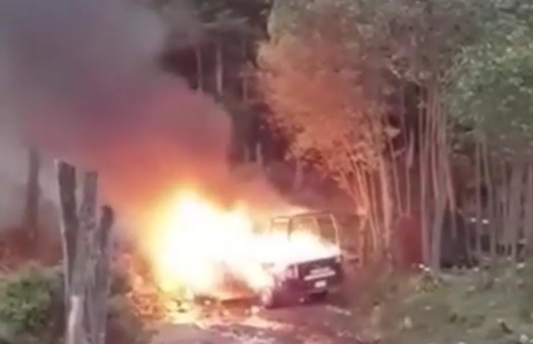 Dos camionetas quemadas y cuando al menos seis policías lesionados en la población de Macho de Agua en Zitácuaro.