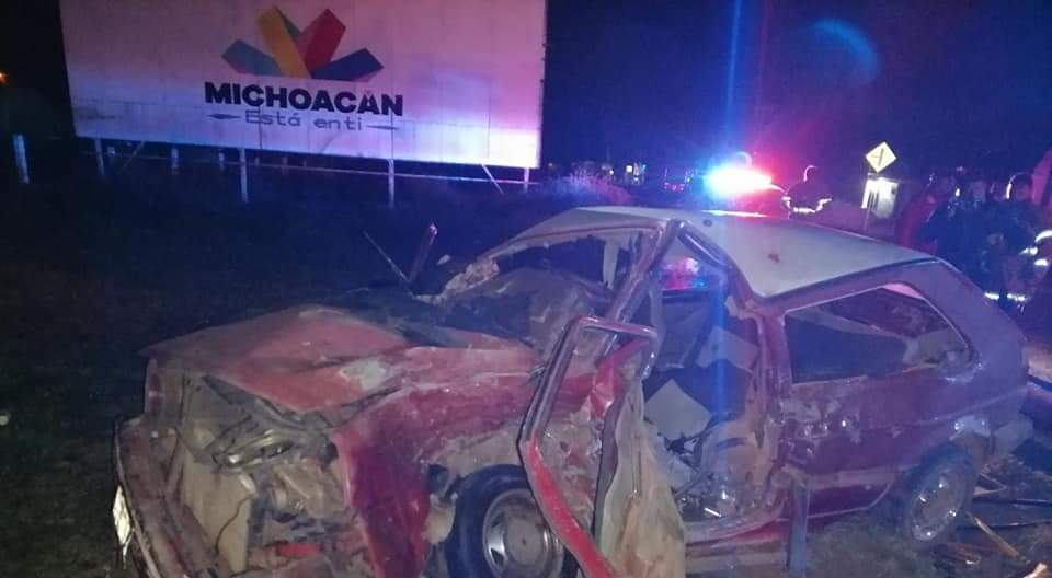 Una persona murió y dos más resultaron lesionadas al chocar una camioneta y un Golf en la carretera Zitácuaro – Morelia.