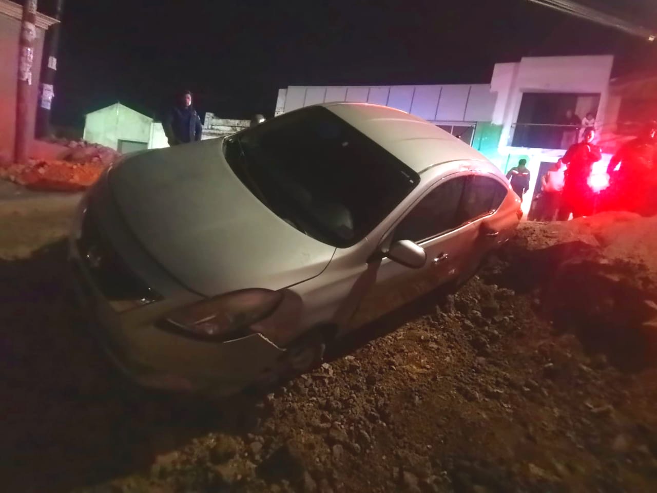 Atiende SSPM  volcadura de automóvil en Zitácuaro.
