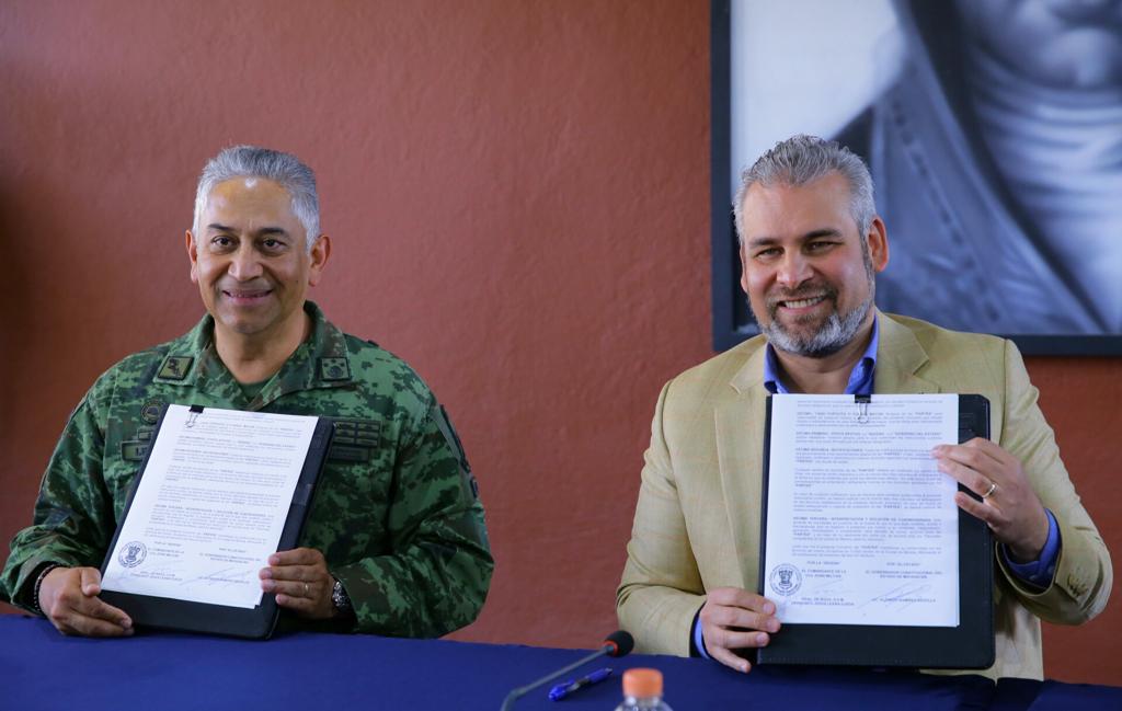 Bedolla firma convenio con Sedena para brindar apoyos a militares y sus familias.