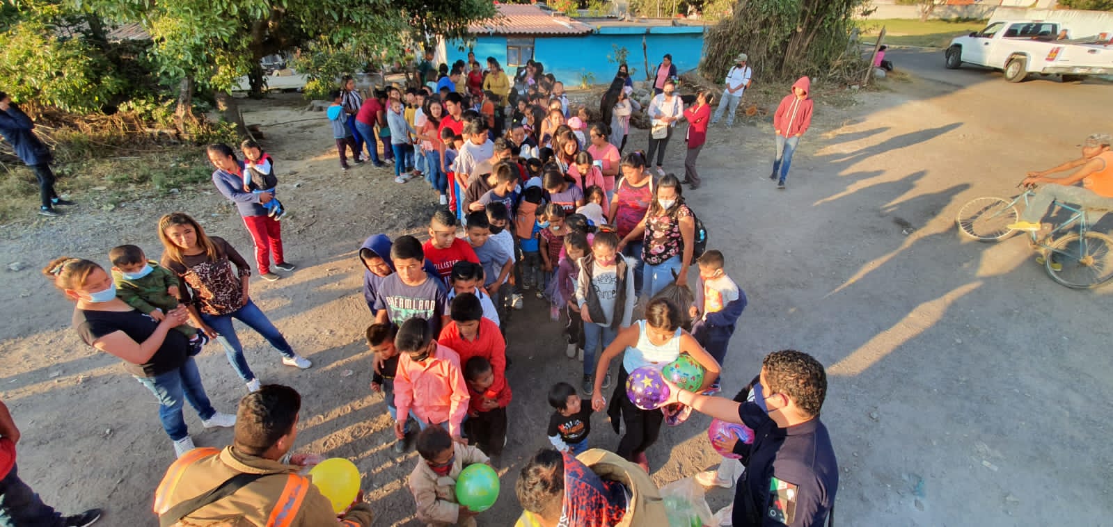 Bomberos de Zitácuaro regalan sonrisas a más de 1,500 niños de Zitácuaro