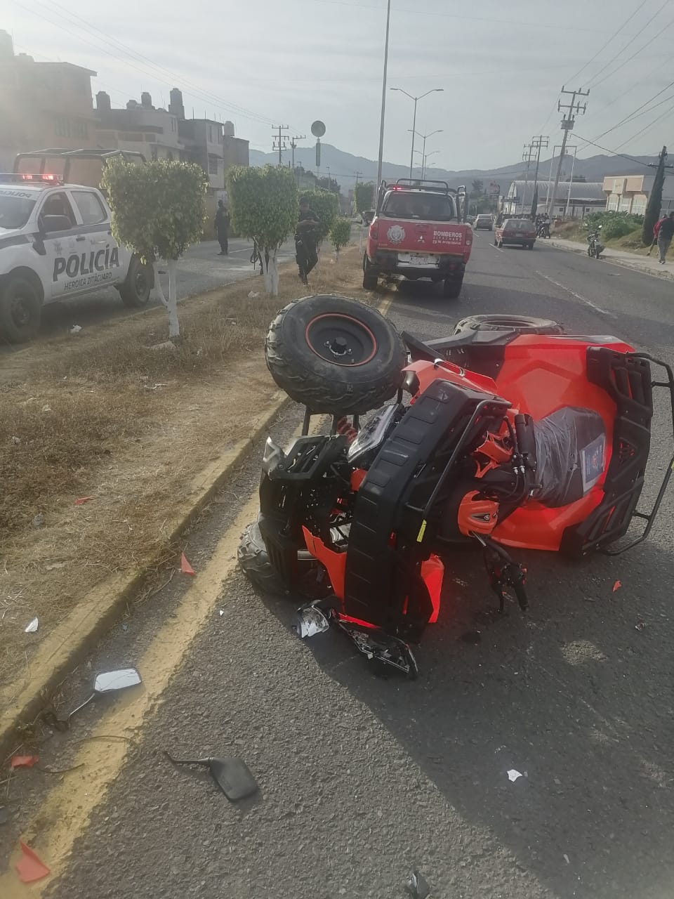 3 personas lesionadas en accidente automovilístico donde se vieron involucrados un Taxi y una Cuatrimoto