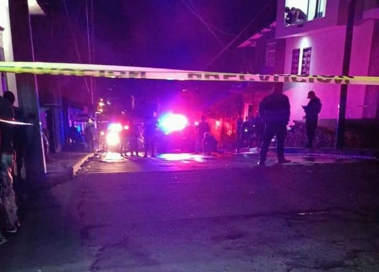 Dentro de un domicilio fueron atacados a balazos dos hombres, uno murió y otro más resultó herido