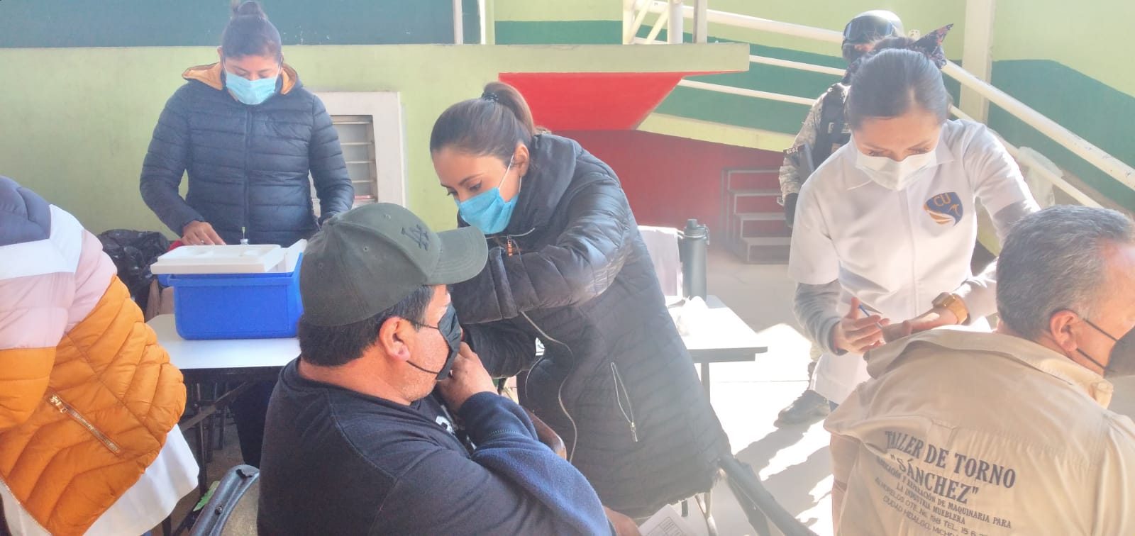 Aplican refuerzo de vacuna contra COVID a personas de 40 a 59 años de edad