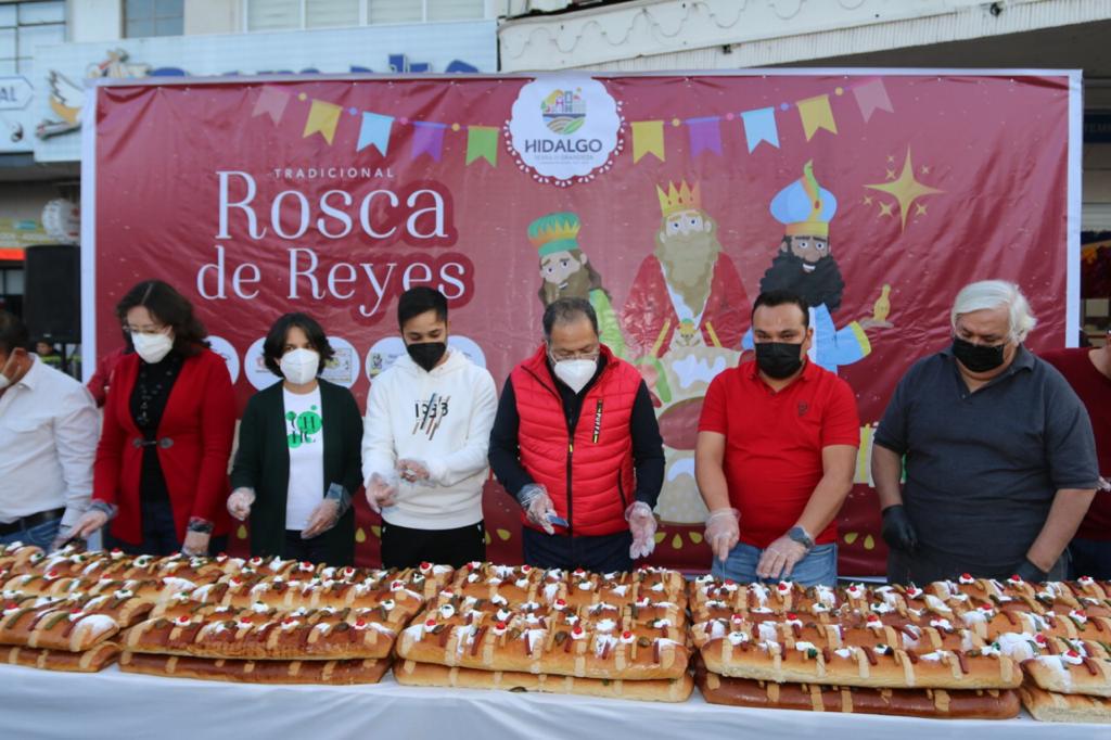 José Luis Téllez, funcionarios y panaderos participantes partieron y compartieron la Monumental Rosca de Reyes de más de mil 870 metros lineales