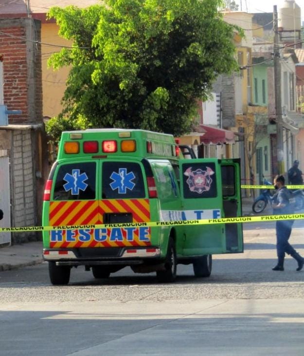 Sujeto que viajaba en una bicicleta atacó a balazos a un joven