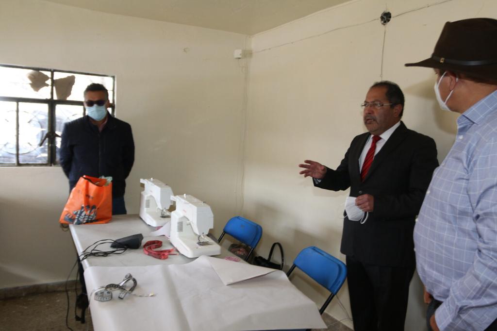José Luis Téllez inauguró el primer taller de costura en San Matías