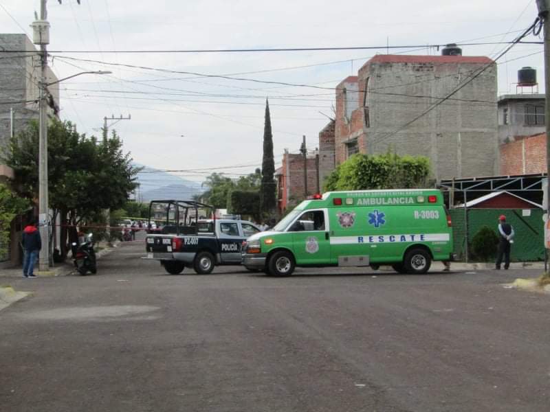 Un joven que al parecer se encontraba lavando su camioneta a afuera de su domicilio, fue atacado a balazos por delincuentes
