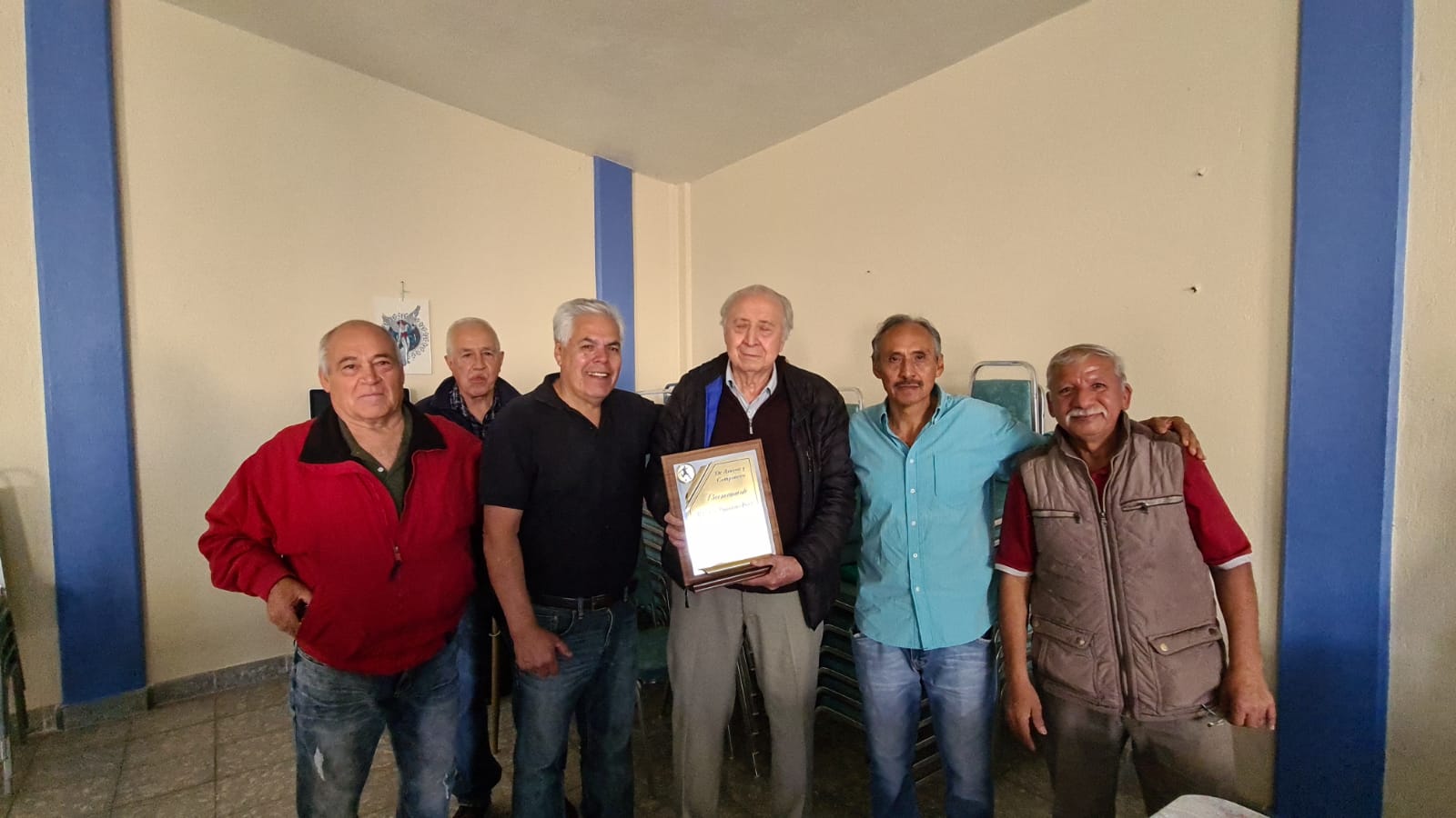 Jugadores de la época de Oro en Cd. Hidalgo entregan reconocimiento a Don Luis “El Güero” Quintana.