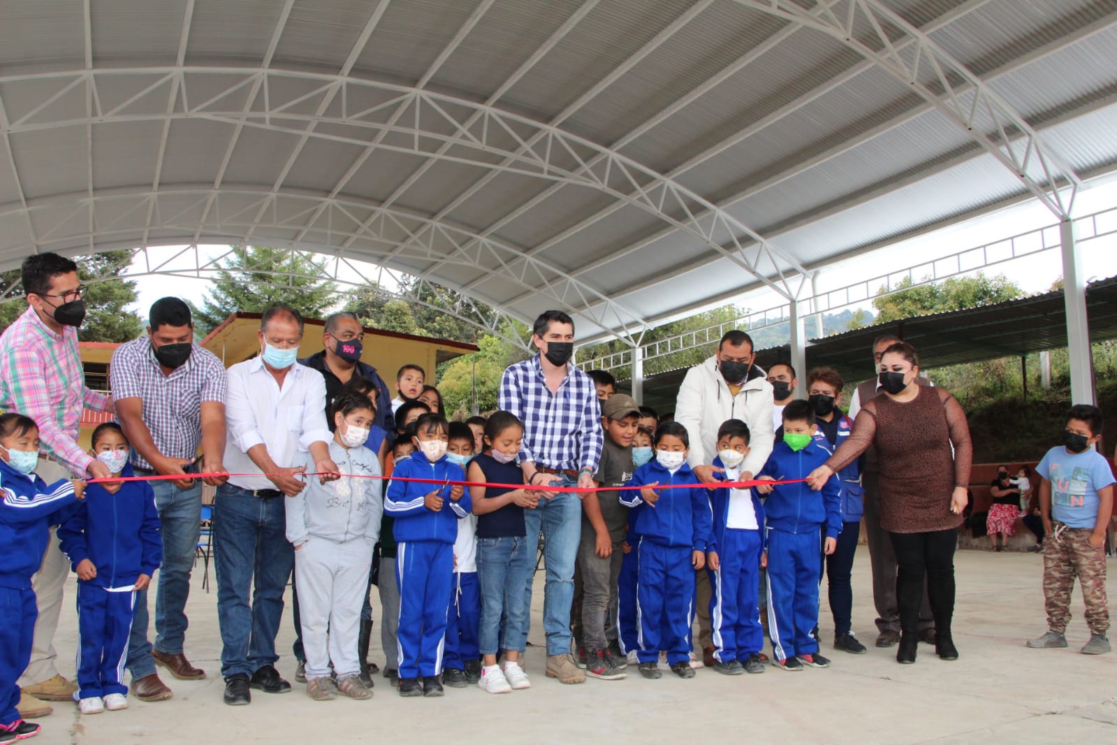 En dos meses, el gobierno de Toño Ixtláhuac, construyó techumbre en la primaria de La Troje