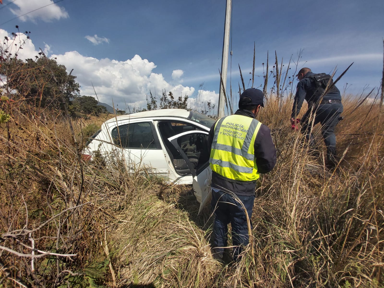 Cuantiosas pérdidas materiales al salirse un auto de la carretera en el Libramiento Norte de Cd. Hidalgo
