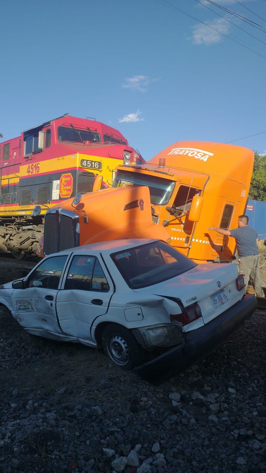 tren impactó un tráiler cargado con cemento y un vehículo particular