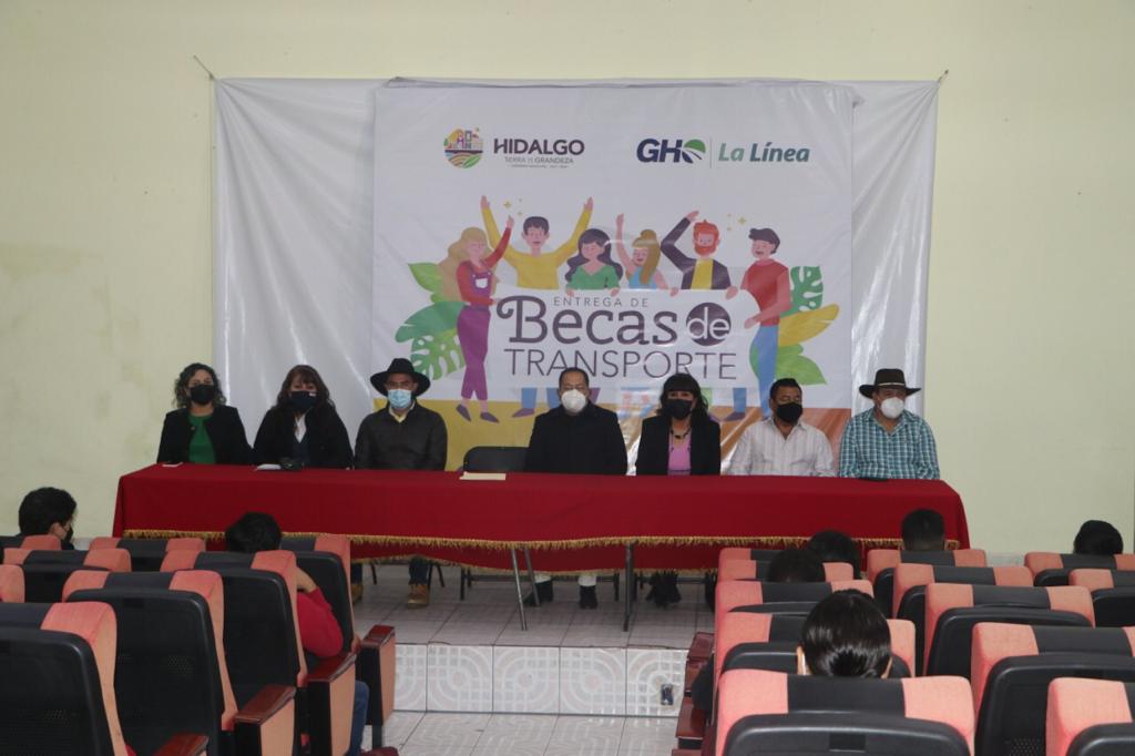 El edil José Luis Téllez y Martina Castillo Pizaña, Jefa de Taquilla en Hidalgo del Grupo Herradura de Occidente, entregaron 57 Becas de Transporte a jóvenes que estudian en la Ciudad de Morelia, Zitácuaro y Toluca