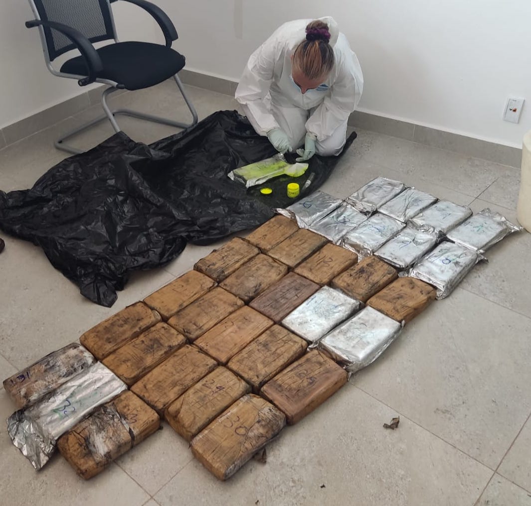 La Secretaría de Marina en acciones diferentes aseguró cocaina derivado del trabajo conjunto entre la Unidad Naval de Protección Portuaria (UNAPROP) No. 63 adscrita a la Décima Zona Naval y la Aduana Marítima en el puerto
