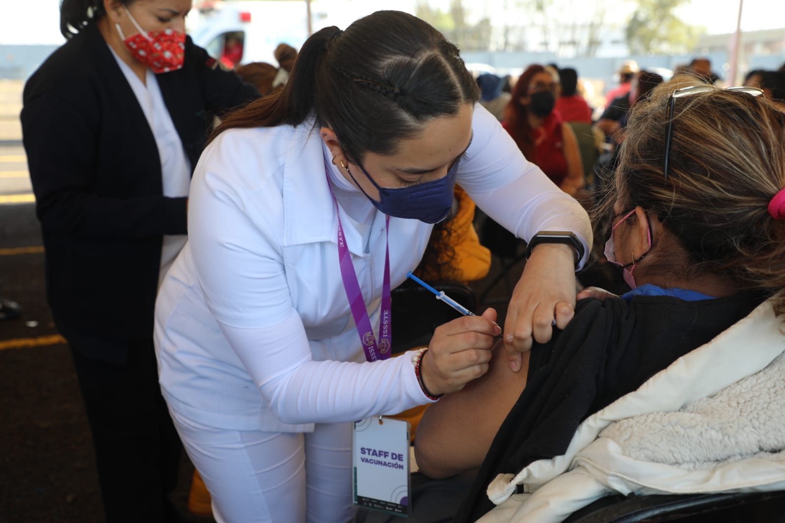 Más de 37 mil vacunados, en primer día de jornada de refuerzo para maestros