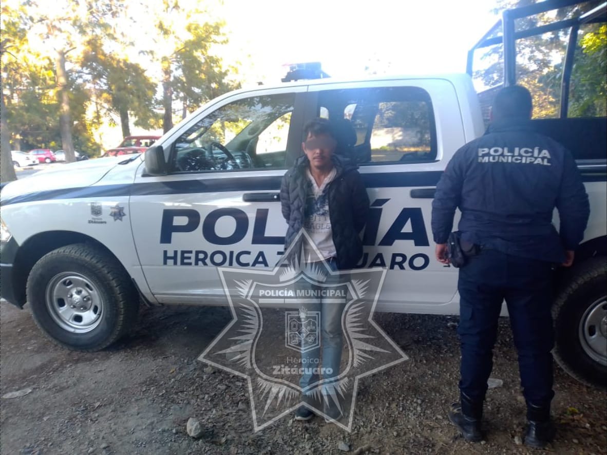 Policía Heroica asegura a un sujeto con marihuana