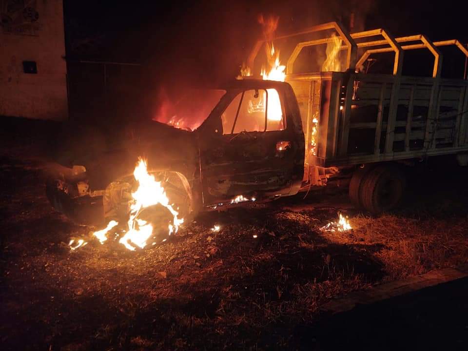 Camioneta de redilas quedó reducida a cenizas al incendiarse en Irimbo