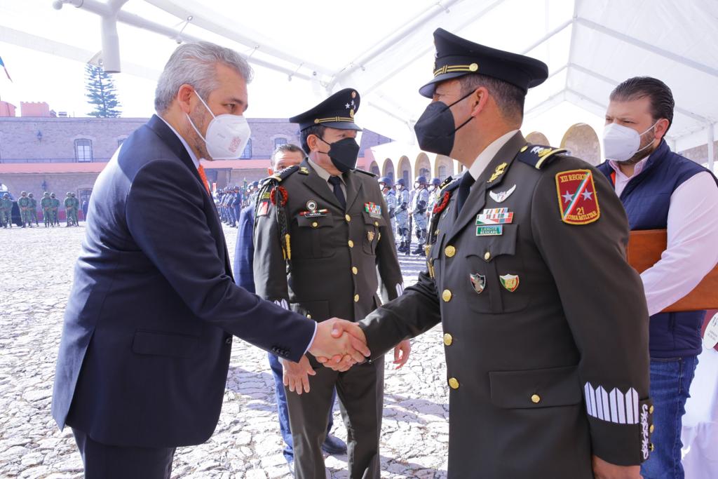 Asiste Bedolla a toma de protesta de comandante de la 21 Zona Militar.