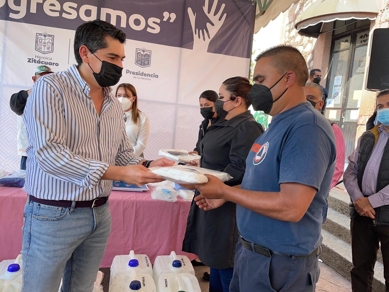 Entrega Toño Ixtláhuac equipo de protección ante el COVID-19 a los Bomberos