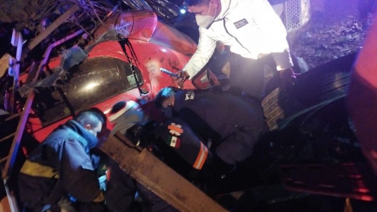 Tráiler se queda sin frenos y se impactó con siete autos estacionados a la orilla de la carretera Toluca- Zitácuaro; hay una persona lesionada.