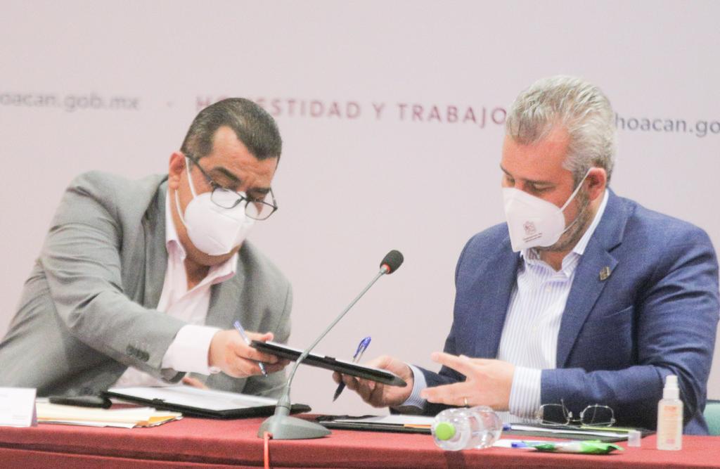 Firma Bedolla decreto para reforzar medidas sanitarias en Michoacán por Covid-19.