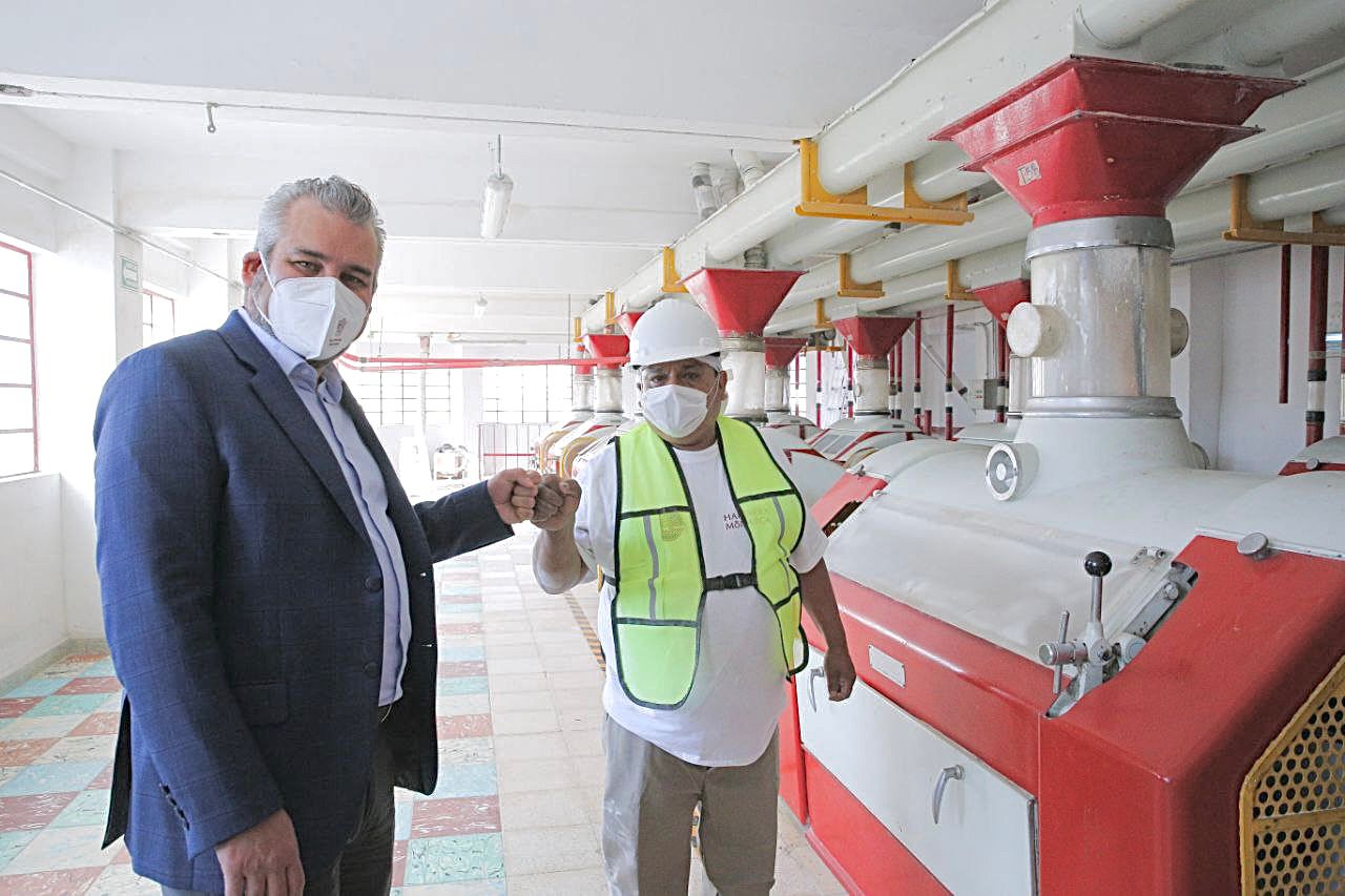 Respalda Bedolla reactivación de harinera para impulsar a productores de trigo michoacanos.