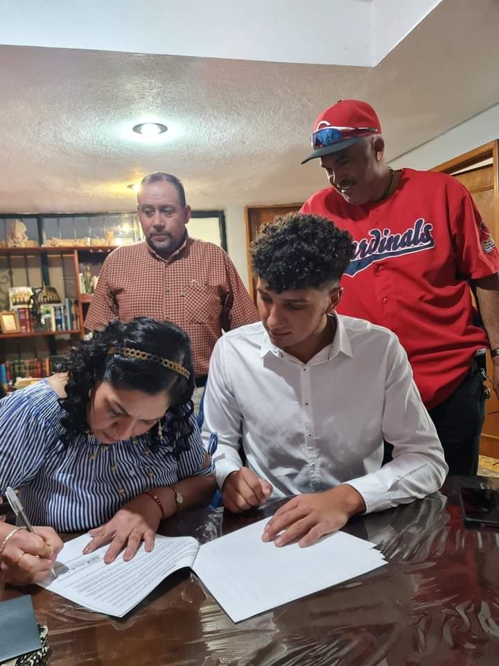 Diego Domínguez ya viajó para incorporarse al equipo de Béisbol Cardenales de San Luis