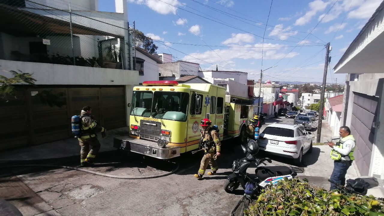 Incendio en un domicilio en el fraccionamiento Bosques Camelinas