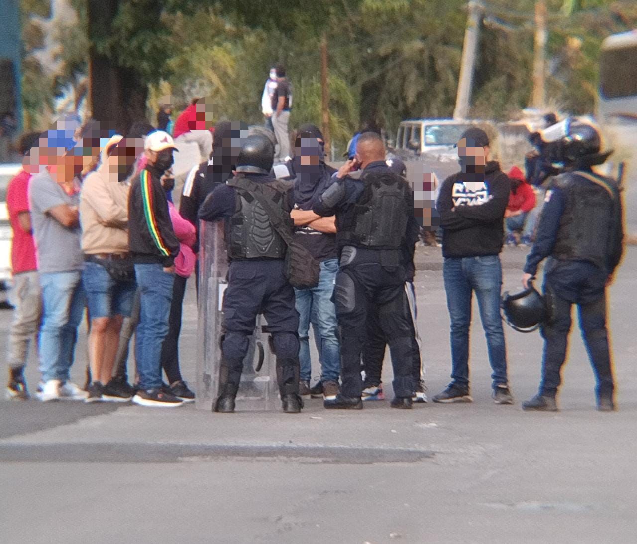 SSP asegura a 10 presuntos normalistas por retener un autobús y tres vehículos de empresas privadas