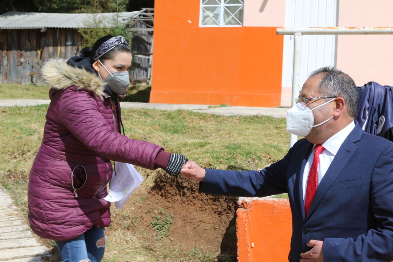 José Luis Téllez visitó la Escuela Primaria Aquiles Serdán