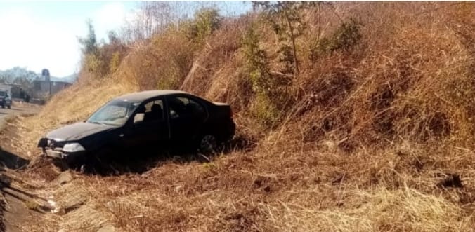 Daños materiales al salirse un automóvil en la Carretera Tuxpan Zitácuaro