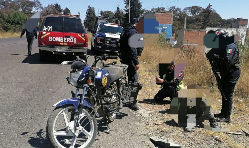 Paramédicos de Bomberos atiende a un lesionado que derrapó en su motocicleta en el Libramiento Norte de Cd. Hidalgo