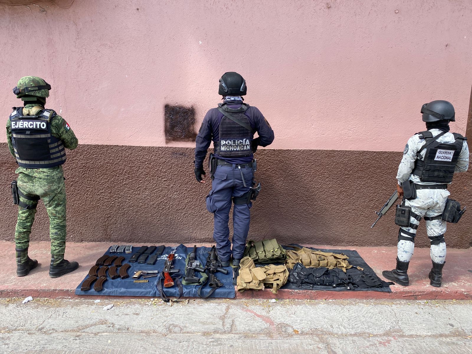 Tras movilización interinstitucional, se asegura a 4 en posesión de 4 armas, 370 cartuchos y 19 cargadores